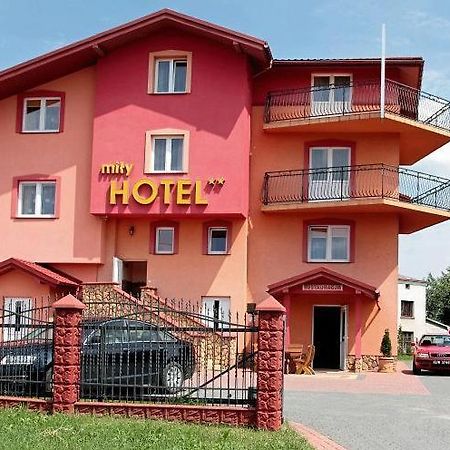 Hotel Mily Кросно Екстер'єр фото