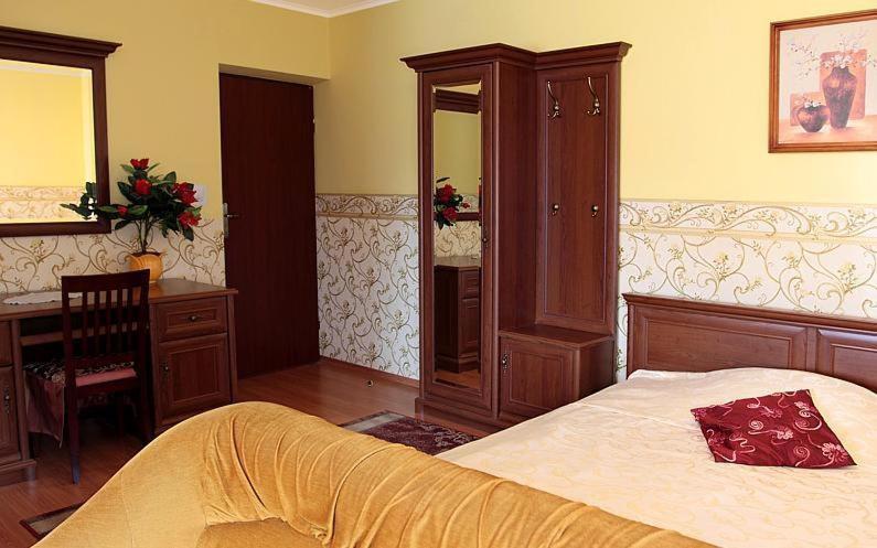 Hotel Mily Кросно Номер фото